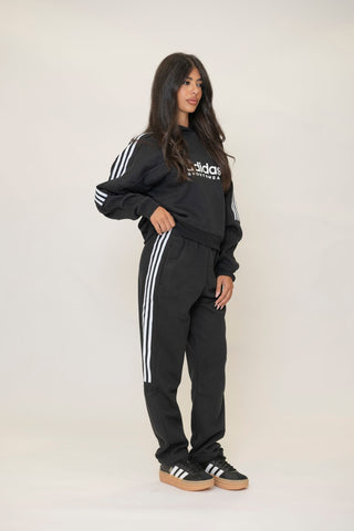 adidas felpa con capuccio e logo in contrasto sul fronte.
pantalone con elastico in vita e strisce laterali a contrasto ADIDAS ix3780